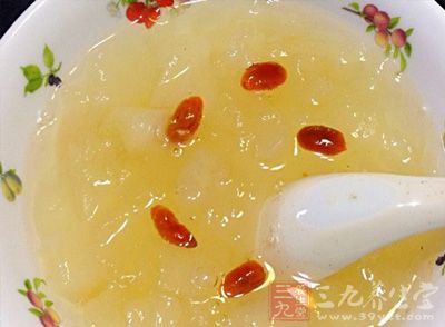 材料:銀耳30克,梨1個,紅棗3-5顆,枸杞10克,冰糖適量 材料:銀耳30克,梨1個,紅棗3-5顆,枸杞10克,冰糖適量