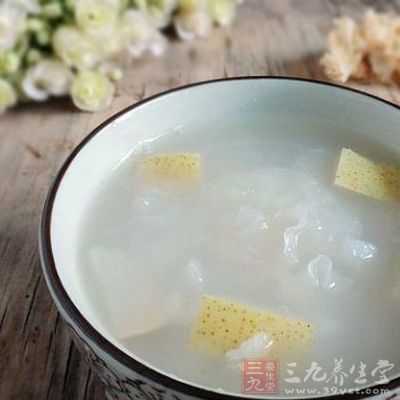 材料:雪梨一個,銀耳兩朵,紅棗幾粒 材料:雪梨一個,銀耳兩朵,紅棗幾粒