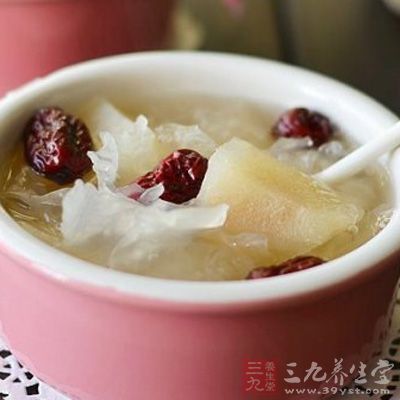 蓋上蓋子大火煮開,轉小火煮15分鐘後放進切好的雪梨塊 蓋上蓋子大火煮開,轉小火煮15分鐘後放進切好的雪梨塊