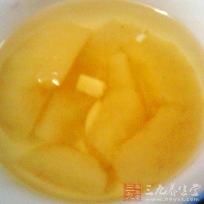 選大鴨梨一個洗淨切塊,百合洗淨備用 選大鴨梨一個洗淨切塊,百合洗淨備用