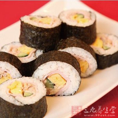 把鹽、糖、醋放進米飯中拌勻，三者的比例一般為1:5:10，適量加一點芝麻油