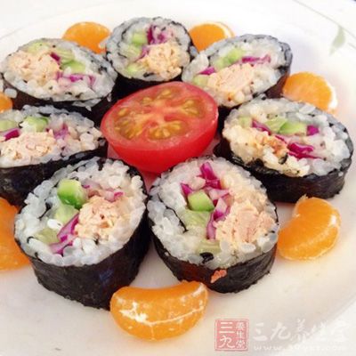 切壽司的時候最好用鋸齒刀蘸涼水切，否則容易粘刀，切面不平整，影響美觀