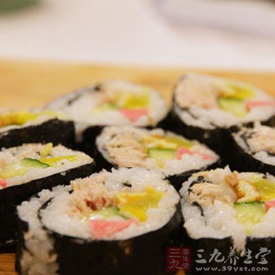 肉松飯團，取適量肉松與飯團飯混合均勻，捏成三角形，剪合適大小海苔貼在飯團底部