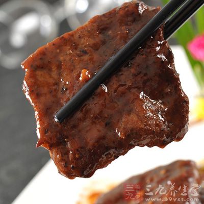把這些東西和剛切好的牛肉拌在一起