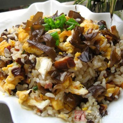 白飯200克,雞蛋2個,三文治火腿50克,干木耳10朵,蔥適量 白飯200克,雞蛋2個,三文治火腿50克,干木耳10朵,蔥適量