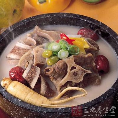 冷水下鍋，煮開後撇去浮沫，撈出備用