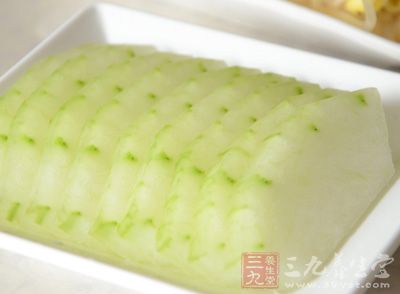 材料:冬瓜100克、海帶30克、蝦皮、鲫魚 材料:冬瓜100克、海帶30克、蝦皮、鲫魚