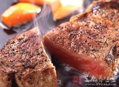 材料：牛肉1塊，洋蔥半個，蒜頭2個，黃油1小塊，黑胡椒粉少許