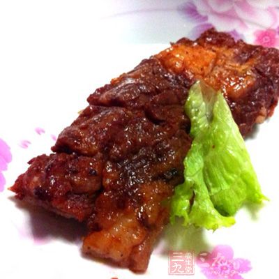 將牛排洗淨後用刀背輕輕拍散，然後加入黑胡椒、蚝油、五香粉、白糖、醬油
