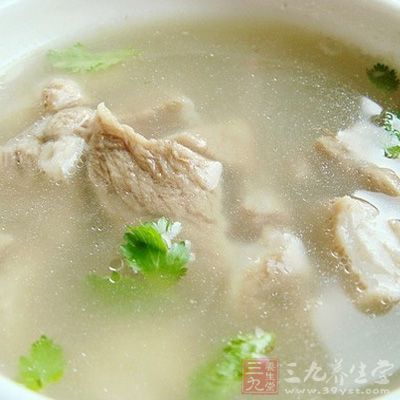 將羊肉塊放入滾水中汆燙片刻