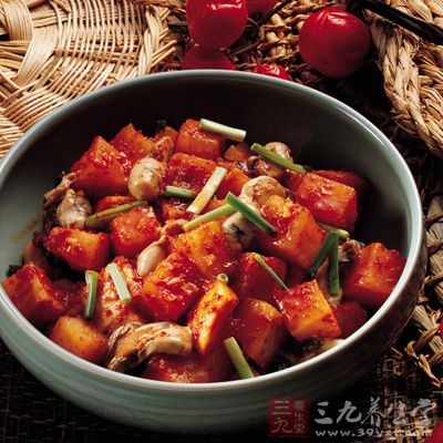 蘿卜去皮切成2.5厘米左右的塊,然後放在一個大碗裡,加入鹽和糖混合 蘿卜去皮切成2.5厘米左右的塊,然後放在一個大碗裡,加入鹽和糖混合