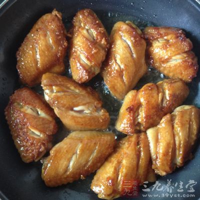 除雞翅外,所有材料混合成腌料 除雞翅外,所有材料混合成腌料