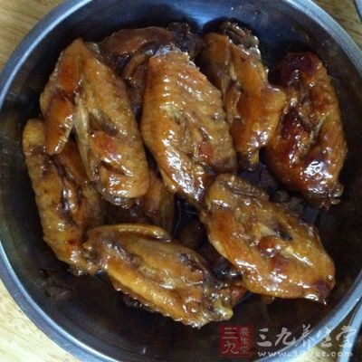 在雞翅的腹部上劃兩刀,在放入燒開的水中燙,煮30秒內取出雞翅 在雞翅的腹部上劃兩刀,在放入燒開的水中燙,煮30秒內取出雞翅