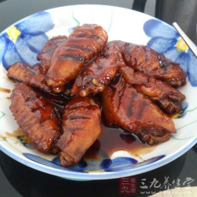 一起放在鍋裡用大火煮開,然後用小火炖半小時 一起放在鍋裡用大火煮開,然後用小火炖半小時