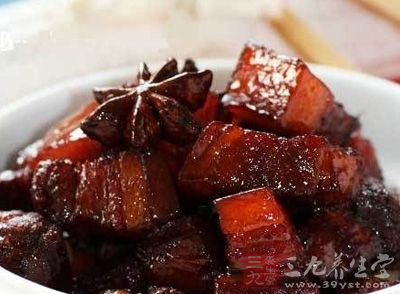 加少許鹽腌過的五花肉，用小火將肉煎至兩面略黃