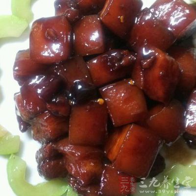 五花肉切大塊備用