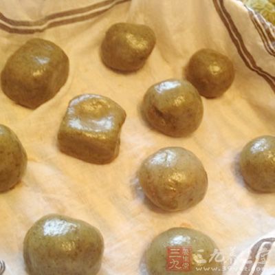 放涼以後，捏成兵乓球大小的團子
