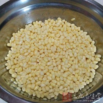 在摩擦力的作用下會使得綠豆皮脫落，過水沖洗掉脫落的綠豆皮，可以看到部分綠豆已經脫皮干淨