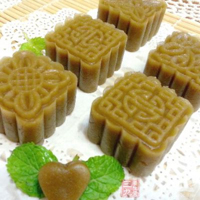 倒扣在盤子中，按壓出形狀後提起模具即可