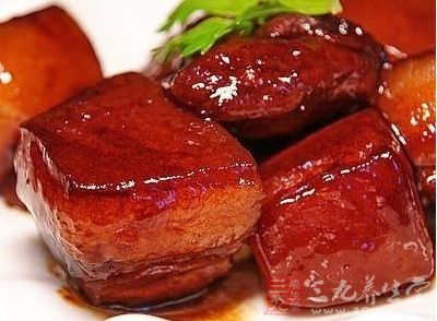 將肉剁為2厘米的大塊;蔥挽結，老姜拍破