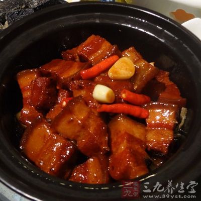 放料酒兩湯匙，炒幾下，再放老抽，生抽，冰糖，炒勻上色