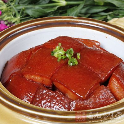 五花肉切大塊備用