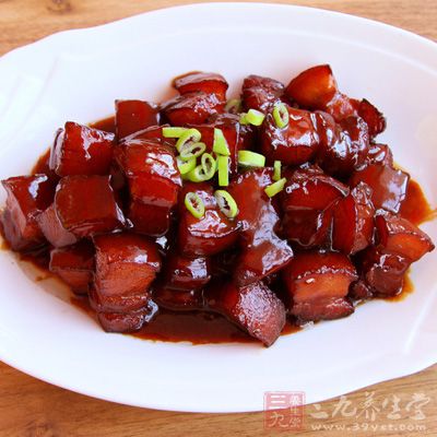 肉飛水去血沫，盛出空干水份備用