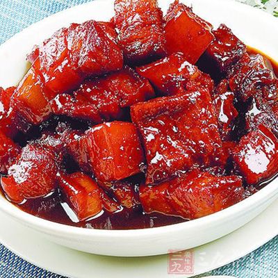 材料:肋條五花肉500克、蔥1段、姜2片 材料:肋條五花肉500克、蔥1段、姜2片