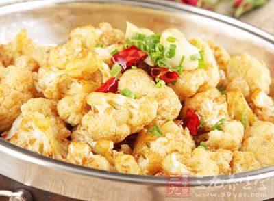 花菜改刀掰成小朵,五花肉切厚片,紅干椒切段,蒜瓣拍扁 花菜改刀掰成小朵,五花肉切厚片,紅干椒切段,蒜瓣拍扁