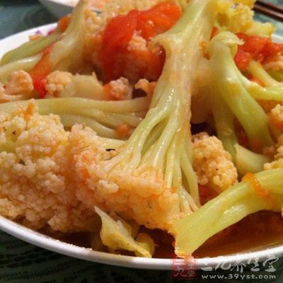 材料:花菜一顆,番茄兩只,白糖一小勺,鹽適量,雞精適量 材料:花菜一顆,番茄兩只,白糖一小勺,鹽適量,雞精適量