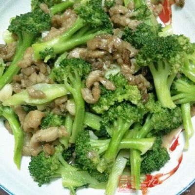 豬肉切片,用料酒、生抽、黑胡椒、糖、生粉腌制十分鐘以上 豬肉切片,用料酒、生抽、黑胡椒、糖、生粉腌制十分鐘以上