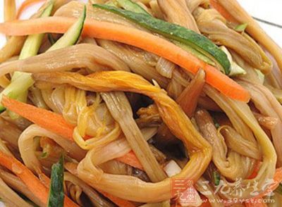 先將黃花菜用清水泡半個小時左右 先將黃花菜用清水泡半個小時左右