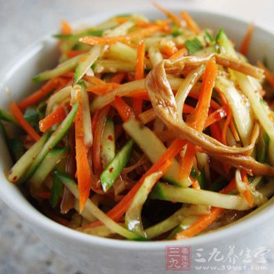 加入少量油燒熱爆香姜絲和蒜頭 加入少量油燒熱爆香姜絲和蒜頭