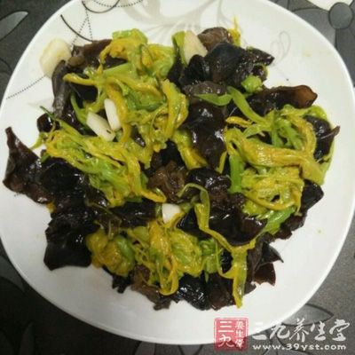 鍋內放油燒熱,放入蔥花爆香,把肉絲先下鍋煸成白色,然後放木耳煸炒 鍋內放油燒熱,放入蔥花爆香,把肉絲先下鍋煸成白色,然後放木耳煸炒