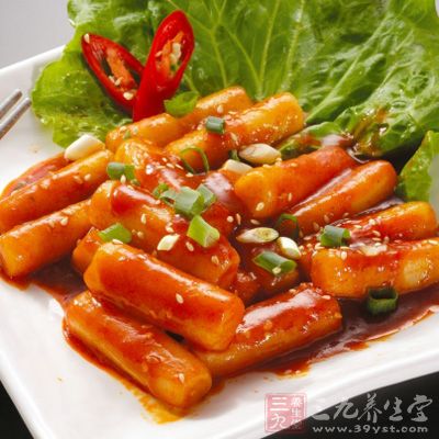 把油燒熱，炒洋蔥、胡蘿卜到炒軟為止，加一碗水，放入酸泡菜