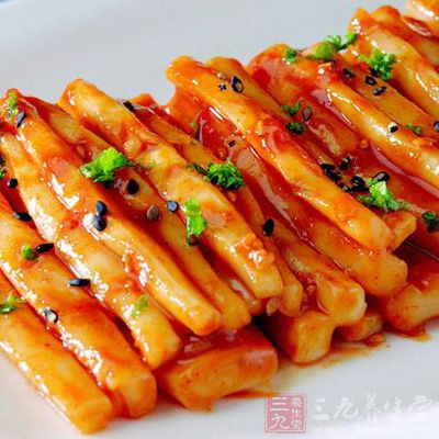 洋蔥、紅蘿卜、大白菜切絲，大蔥切寸段