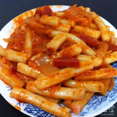 材料：韓式年糕，韓式泡菜，辣椒粉，芝麻，洋蔥，蔥白，鹽