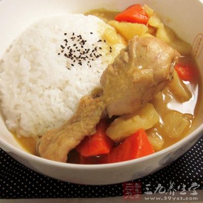 加入雞腿肉,轉中小火煮 加入雞腿肉,轉中小火煮