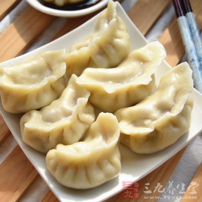 擠干水分的西洋菜倒進肉餡中