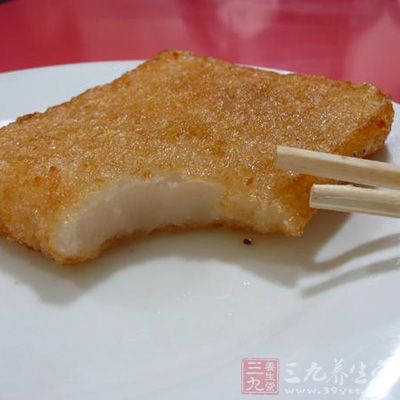 年糕切成拇指大小的條狀備用 年糕切成拇指大小的條狀備用