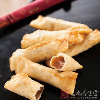 糯米粉加泡打粉過篩後加入白糖,牛奶,椰漿,玉米油,雞蛋用打蛋器打勻 糯米粉加泡打粉過篩後加入白糖,牛奶,椰漿,玉米油,雞蛋用打蛋器打勻