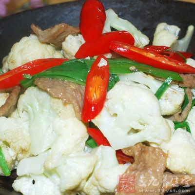 將花菜炒熟，調入生抽，加一點點清水燒開