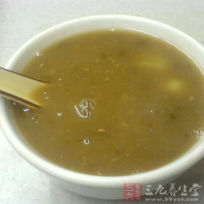 最後將半乾的綠豆粉入鍋，加砂糖炒乾，即是綠豆沙
