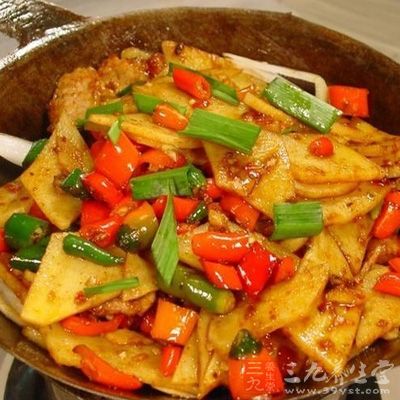 元蔥、尖椒、胡蘿卜切成片備用