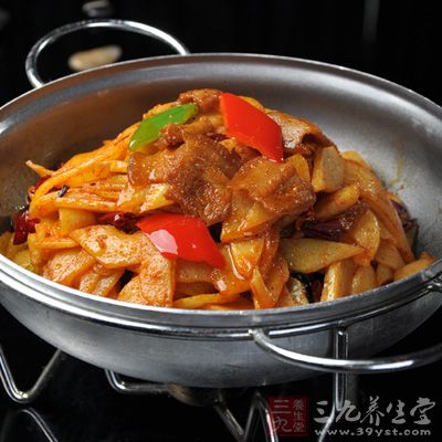 倒入香辣烤肉醬翻炒均勻
