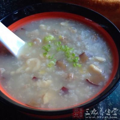 紅棗白果粥的食材比較多樣,主要的食材是棗,還有薏仁、白果(去殼除衣) 紅棗白果粥的食材比較多樣,主要的食材是棗,還有薏仁、白果(去殼除衣)