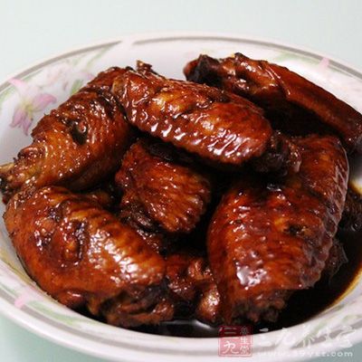 把雞翅放在干淨的冷水中洗