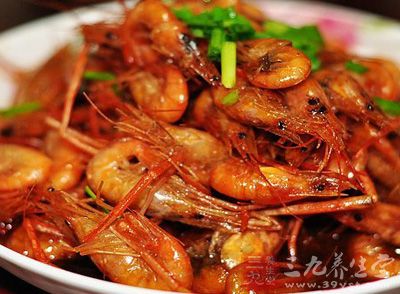蝦挑去蝦線,剪去蝦槍、蝦須、蝦腳,洗淨後瀝干水分 蝦挑去蝦線,剪去蝦槍、蝦須、蝦腳,洗淨後瀝干水分