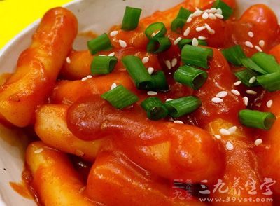 材料:年糕,卷心菜,洋蔥,胡蘿卜,香蔥,肉絲。韓式甜辣醬,白糖,少許鹽 材料:年糕,卷心菜,洋蔥,胡蘿卜,香蔥,肉絲。韓式甜辣醬,白糖,少許鹽