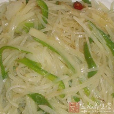 土豆去皮，切成細絲。將切好的土豆絲過幾遍冷水
